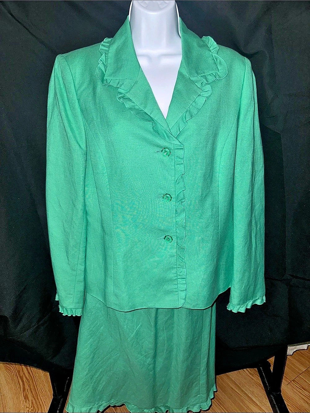 Le Suit Green Ruffle Skirt Suit Size 10 Like New